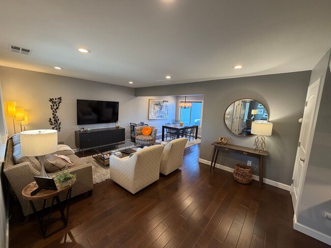 Building Photo - 3 Bed 2.5 Bath Townhome In Danville