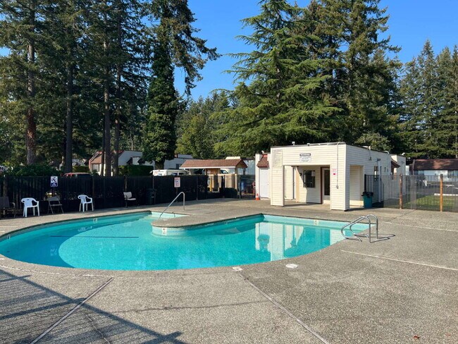 Building Photo - Fairwood Condo Available NOW!