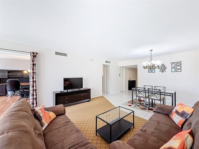 Building Photo - 605 Oaks Dr