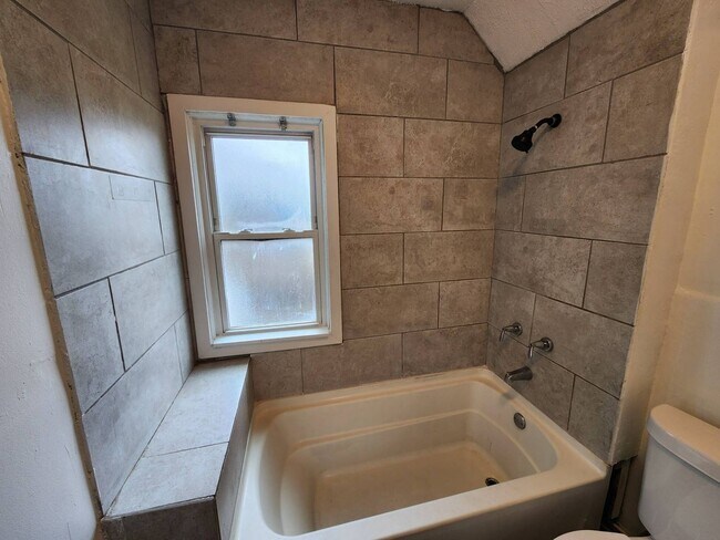 Building Photo - Charming 3-Bedroom Property in Prime Location