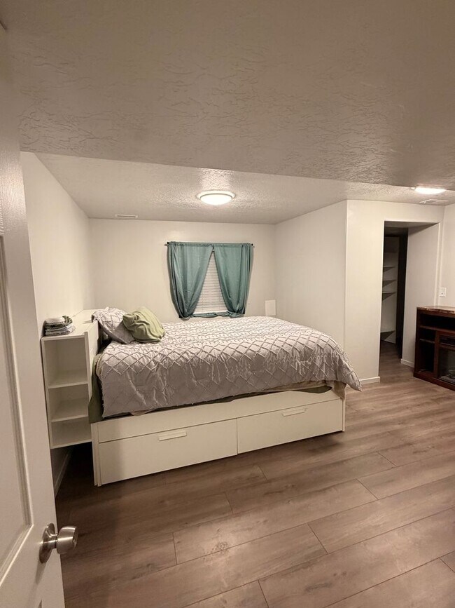 Building Photo - Beautiful 6 Bedroom/3.5 Bath Home in Springville!