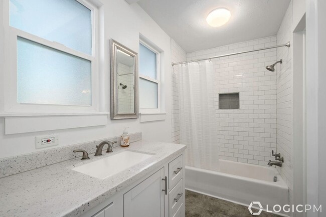 Building Photo - Stunning Single Family Home In Amazing Mou...
