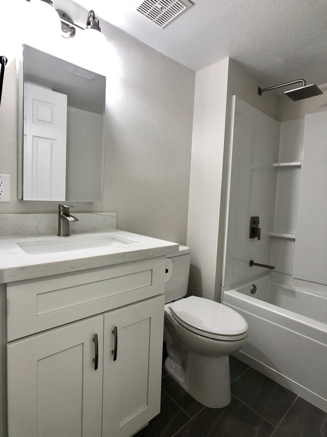 Building Photo - Fully Renovated 2bd/2 bath Scottsdale pati...