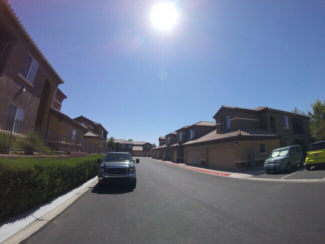Building Photo - Spacious condo with attached garage.