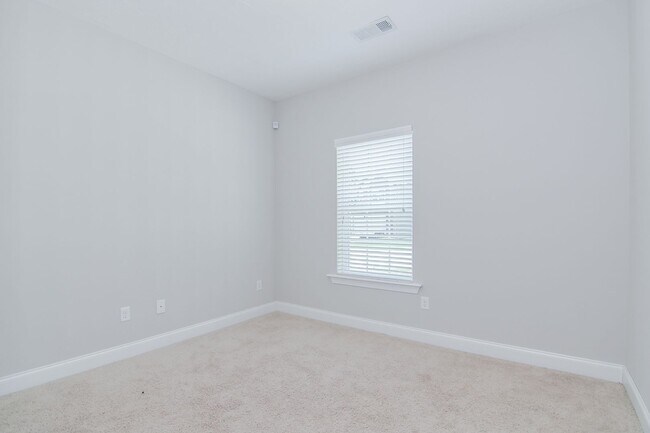 Building Photo - 3 Bedroom 2 Bath in Canterbury Farms