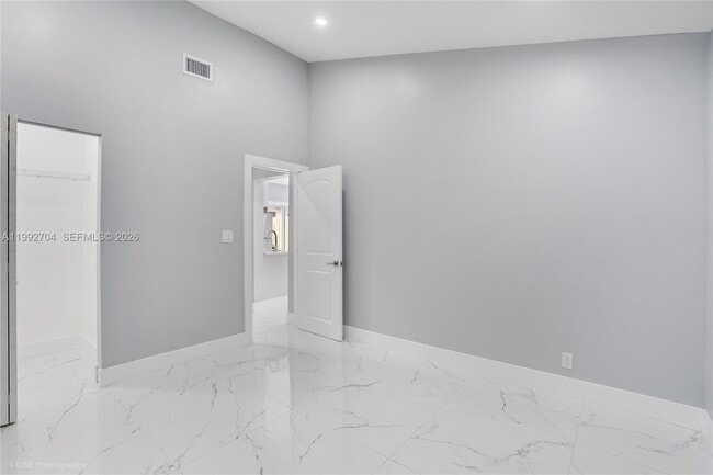 Building Photo - 907 SW 15th Terrace