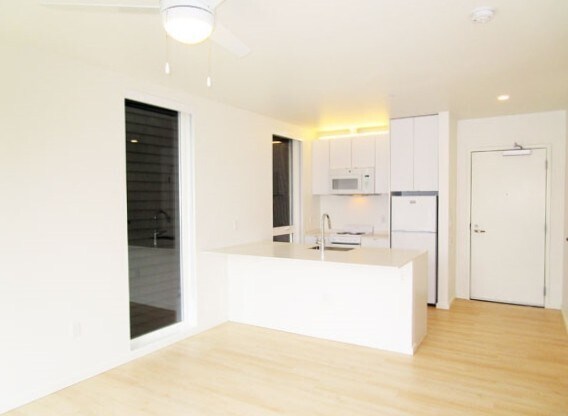 Building Photo - Modern 3rd Floor Studio with D/W & Washer/...