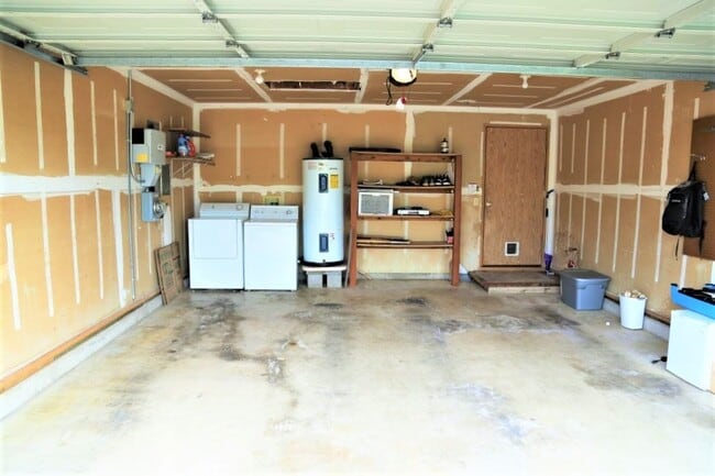 Building Photo - 3 Bed 2 Bath Home with Huge Fenced Yard/ Air Conditioning/ Solar Power