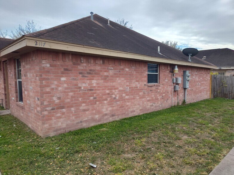 Building Photo - 2117 Aruba Dr