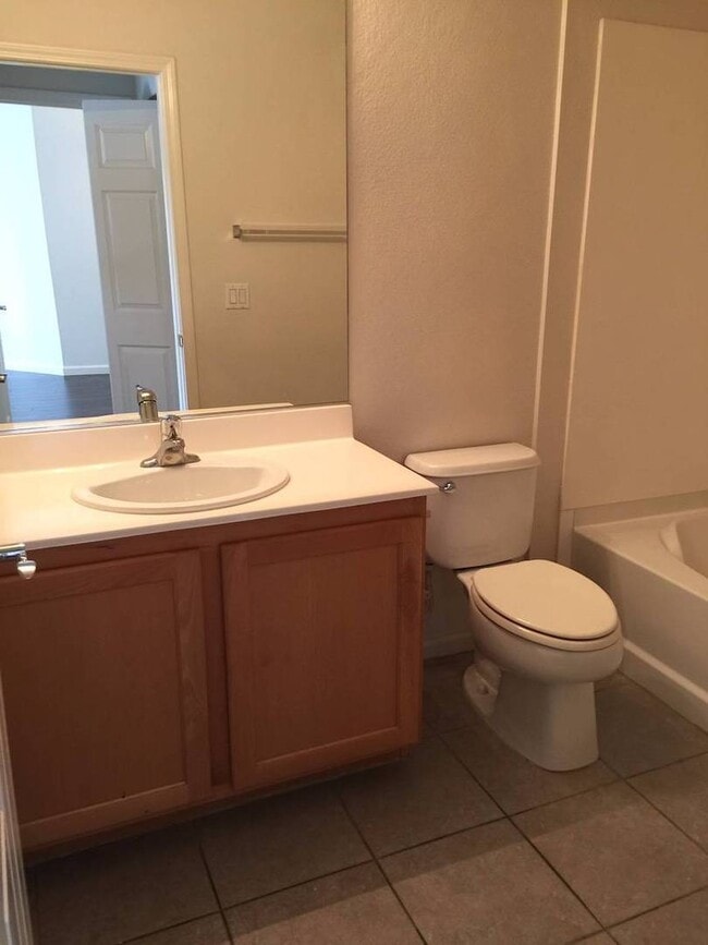 Building Photo - Amazing unfurnished 2 bedroom condo at Par...