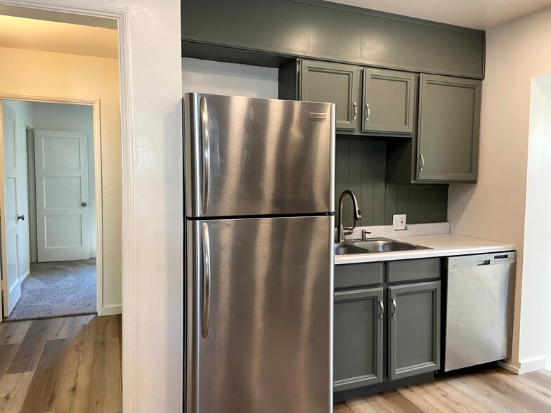 Kitchen - 3855 Nordin Ave