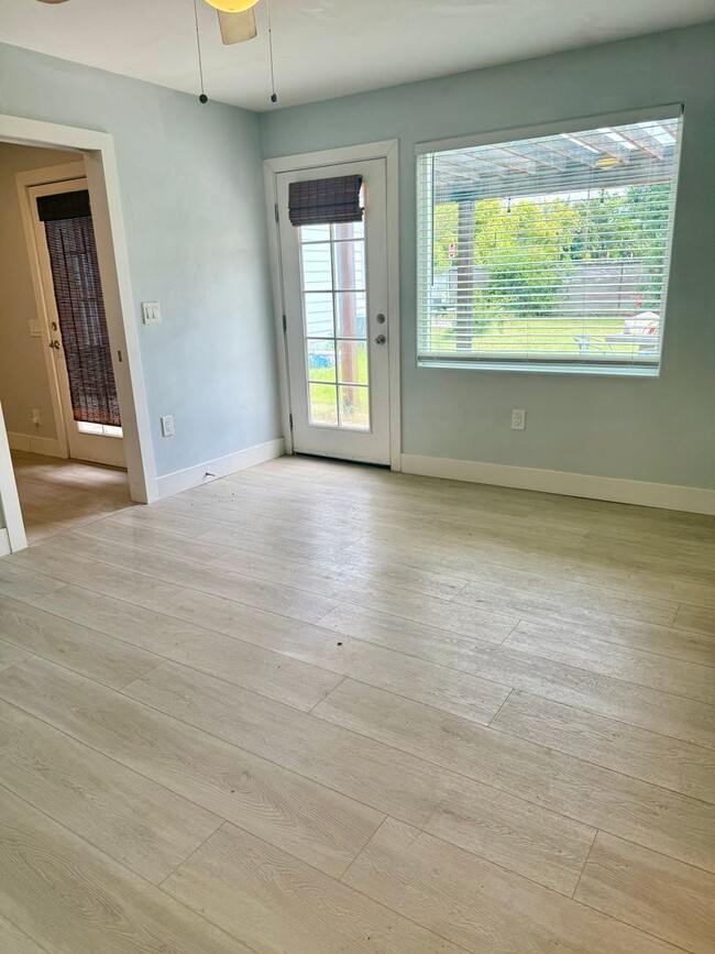 Building Photo - Cute Cottage