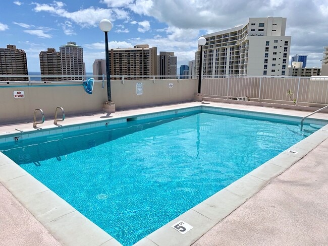 Building Photo - 1 Bedroom, 1 Bath Condo in the Heart of Waikiki – $2500/month