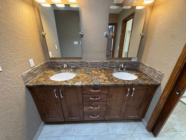 Building Photo - Glenwood Hills Luxury Home