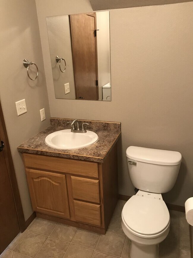 Building Photo - 2 Bed/1.5 Bath Townhome For Rent!