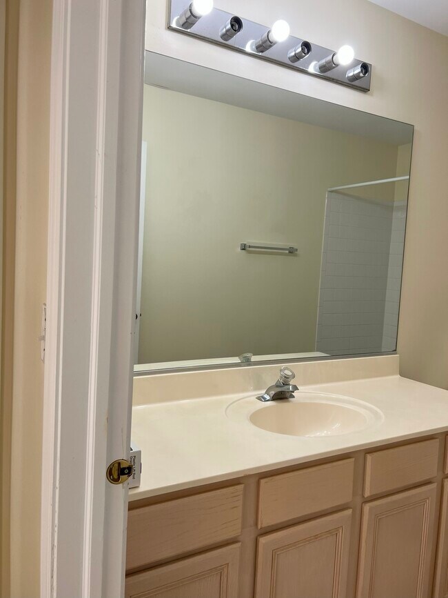 Building Photo - 2308 Sedgwick Ct