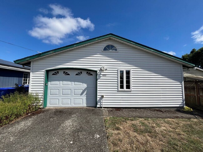 Building Photo - 4019 SE 66th Ave