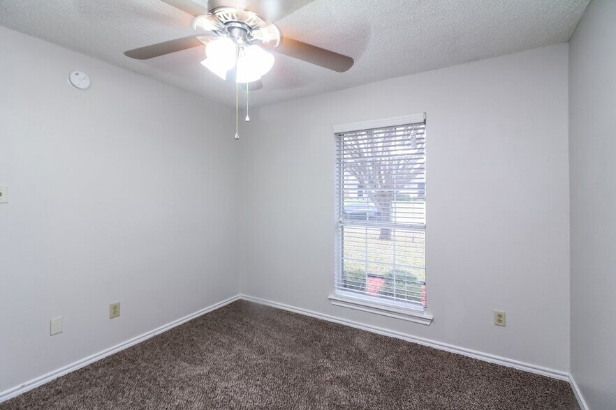 Building Photo - 1205 Hall Rd