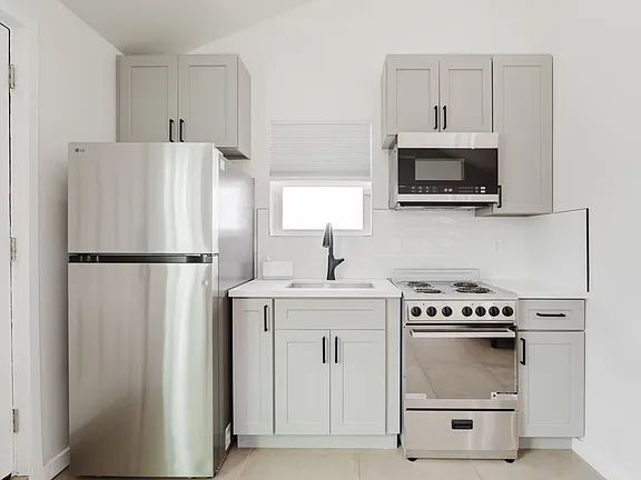 Building Photo - "Charming Reseda Retreat: Cozy 1-Bedroom with Stylish Granite Accents!"