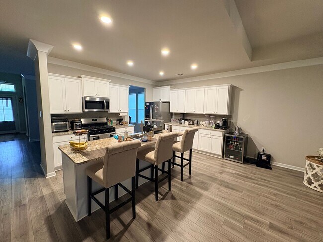 Building Photo - 3258 Lake Crest Dr