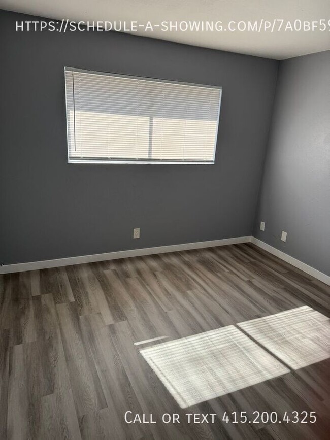 Building Photo - New Floors, Paint and More!! 2 bed 1 bath ...