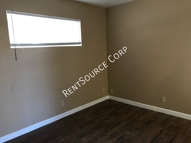 Building Photo - 504 W Ave J4