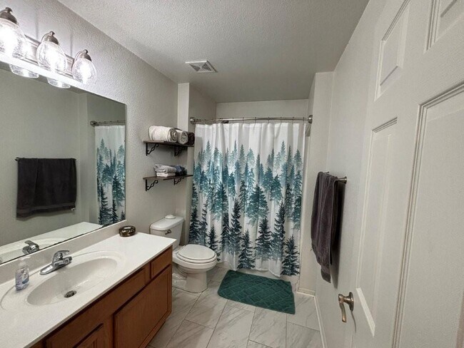 Building Photo - 6 Hart Ln