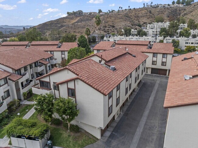 Building Photo - "Charming 2-Bed, 2-Bath Condo Retreat in S...