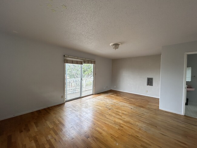 Building Photo - 201 Shoreview Dr
