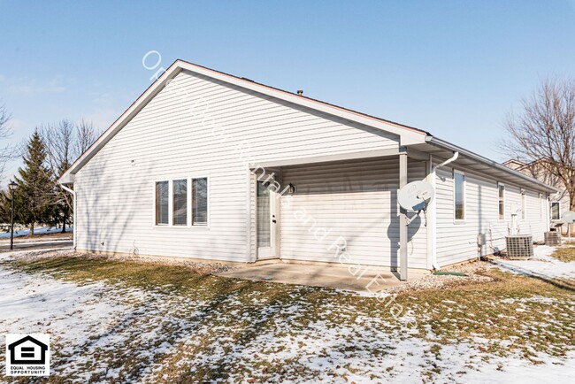 Building Photo - 1420/1422 Flagstone