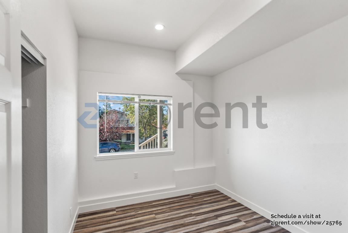 Building Photo - Unit B