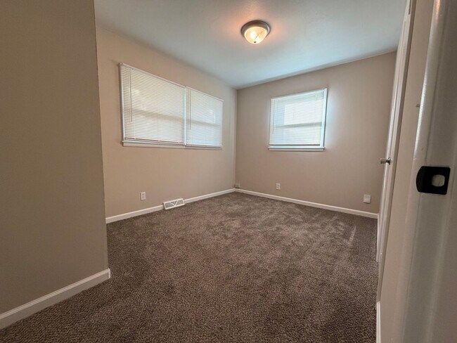 Building Photo - Beautiful 3 bed with tons of charm!