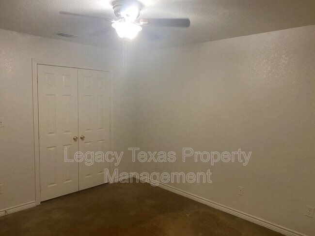 Building Photo - 1322 Country Club Rd