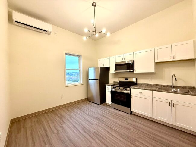 Building Photo - 1138 Elm St