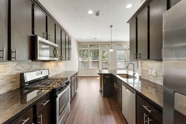Building Photo - 31 Aventura Pl