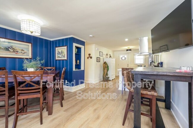 Building Photo - 395 Lake Dr