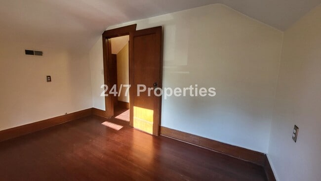 Building Photo - Charming 2 BD | 1 BA West Linn Cottage - R...