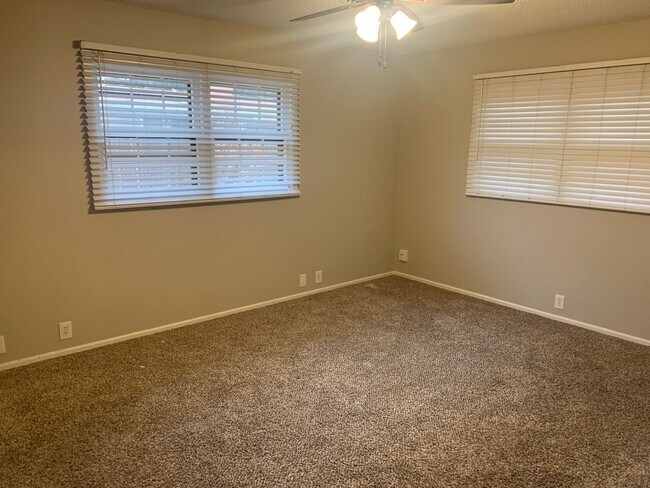 Building Photo - 4 Bedroom in Melanie Park