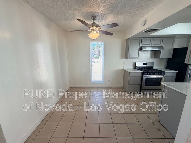 Building Photo - 1405 E Vegas Valley Dr