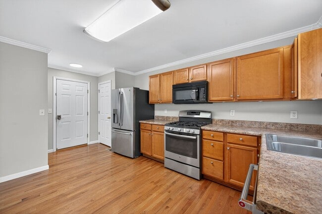 Building Photo - Charming 3-bedroom, 2-bath townhouse