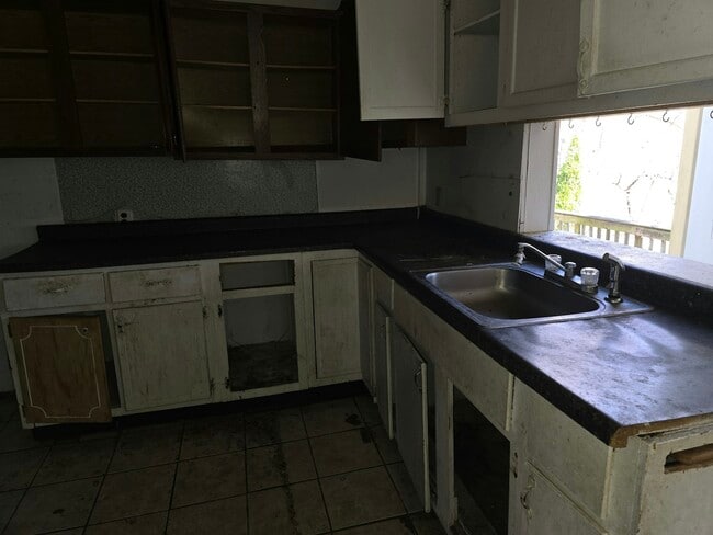 Building Photo - 1806 N Peoria Ave