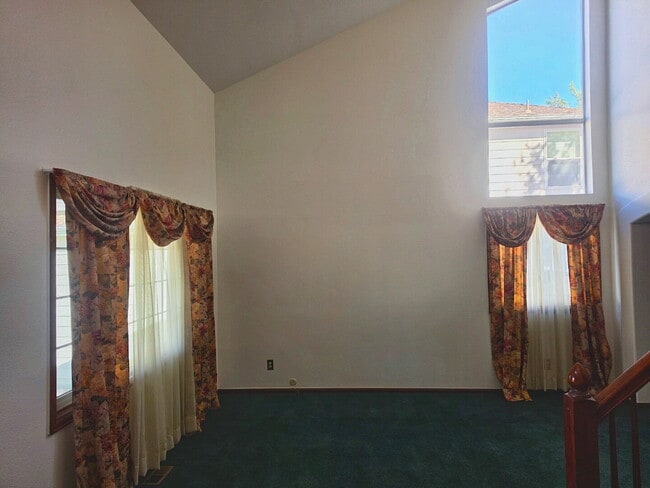 Building Photo - 5 Bedroom/ 4 Bath Two-Story in Governors Place