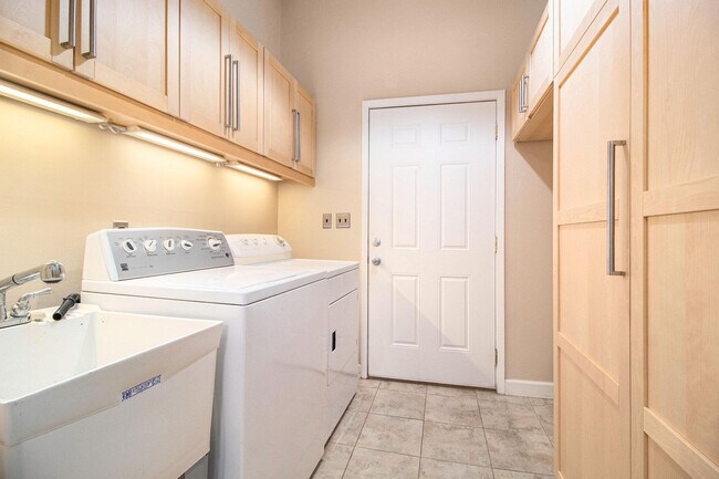 Building Photo - 614 Peninsula Ct