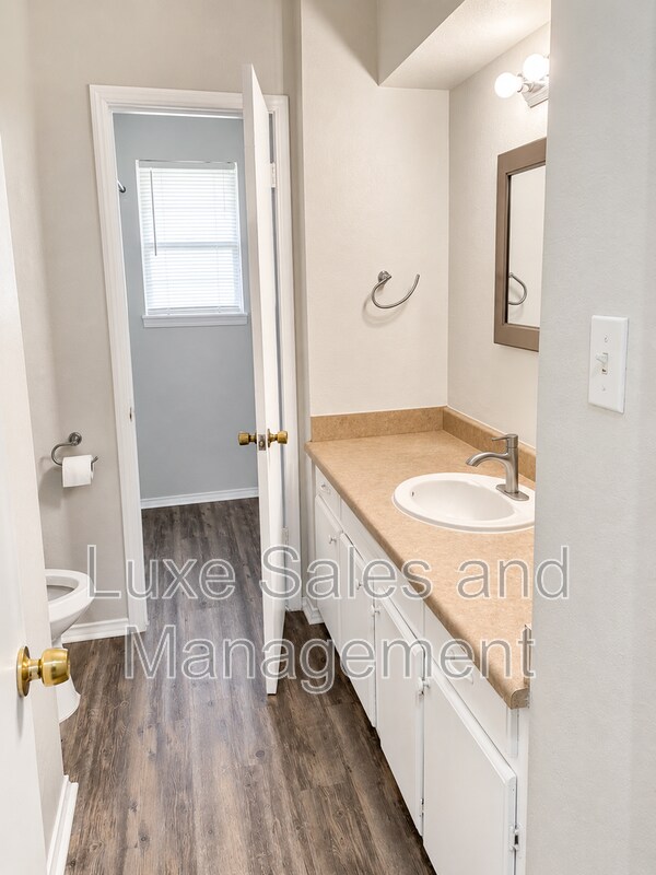 Building Photo - 3508 Meadowbrook Dr