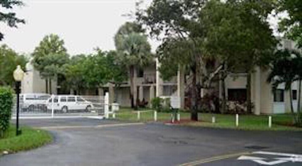 Building Photo - 1417 Meadows Cir W