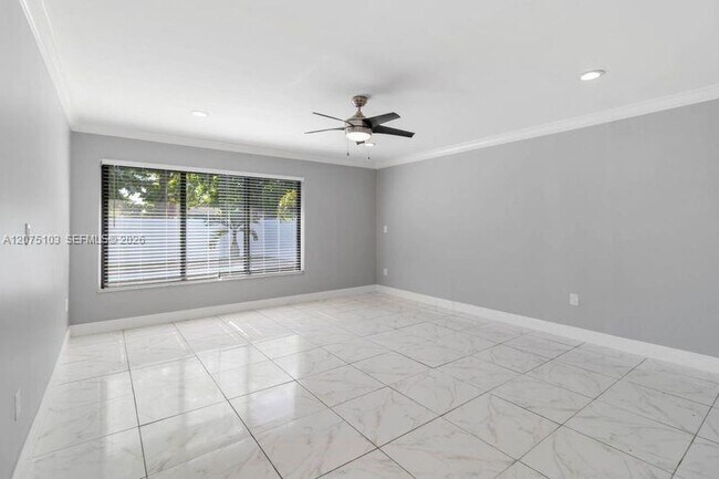 Building Photo - 913 SW 49th Ave