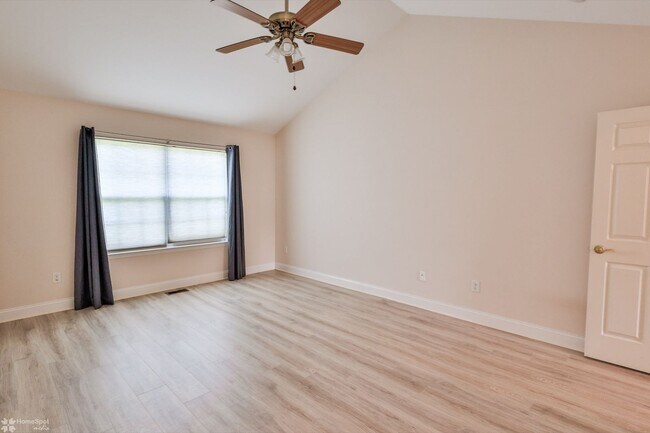 Building Photo - Beautifully maintained, energy-efficient f...