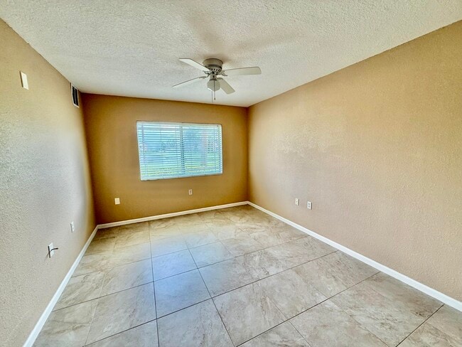 Building Photo - 301 SW Palm Dr