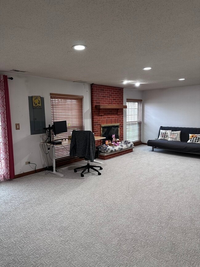 Building Photo - 2153 Seaver Ln