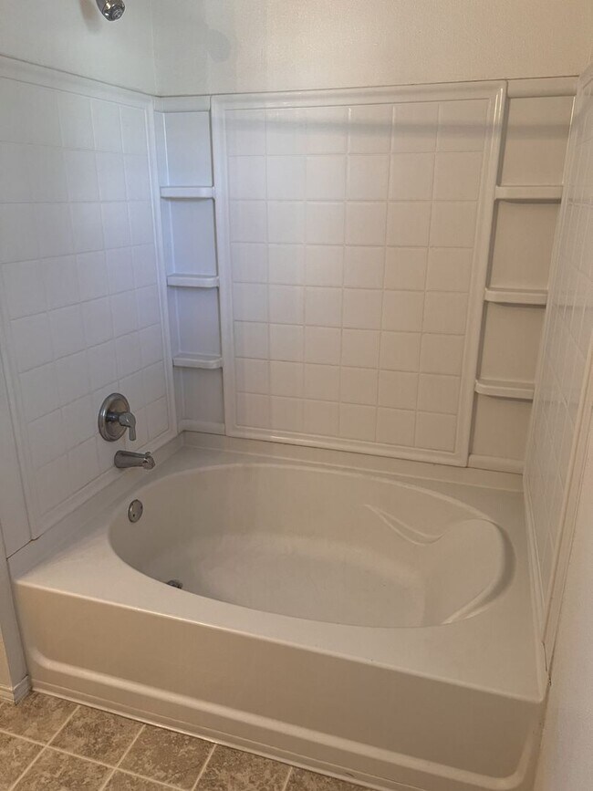 Building Photo - Beautiful two-story home in the desirable Silver Oaks community!